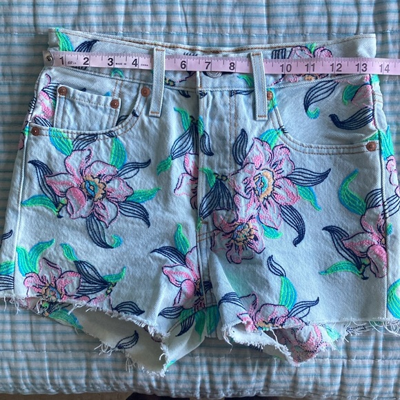 Levi’s Shorts - Picture 4 of 7